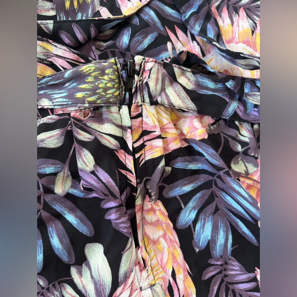 Cute tropical print romper/overalls. Ties at the waist & criss cross open back - Picture 6 of 6
